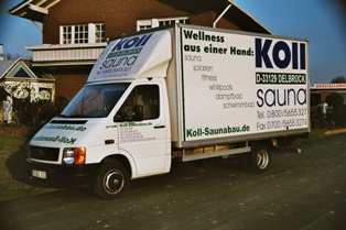 Wellness aus einer Hand ++ sauna solarien fitness whirlpools dampfbad schwimmbad ++ Koll Saunabau.de ++ LKW von Koll Saunabau mit Koll Sauna Logo vor dem Werk in Delbr�ck OWL NRW