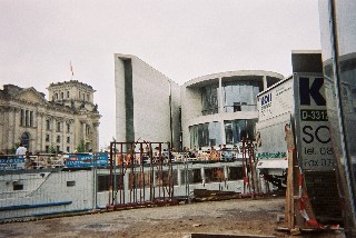 Koll Saunabau bei der Montage der Koll Sauna fr den deutschen Bundestag in Berlin: Im Hintergrund links der Berliner Reichstag und Plenarsaal des "Deutschen Bundestages". Im Hintergrund rechts Tagungsgebude der Ausschsse des "Deutschen Bundestages". Im Vordergrund Koll Sauna LKW whrend der Saunamontage auf der Baustelle in Berlin an der Spree