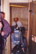 Foto von der Berichterstattung des Bayrischen Fernsehen aus einer Koll Sauna auf der IHM 1994 (Internationale Handwerksmesse) in Mnchen ++ Reportage aus einer Koll-Sauna ber das Biodampfbad (Kolldarium) ++ Koll Saunabau koll