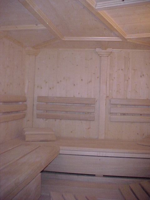 Koll Saunabau präsentiert die Saunareferenz Sauna im Hotel Austria in Ischgl Tirol Österreich ++ Stubensauna im tiroler Stil ++ Saunaliegen und Saunabänke aus deutscher Waldpappel tropenholzfrei im 40mm Saunabohlen