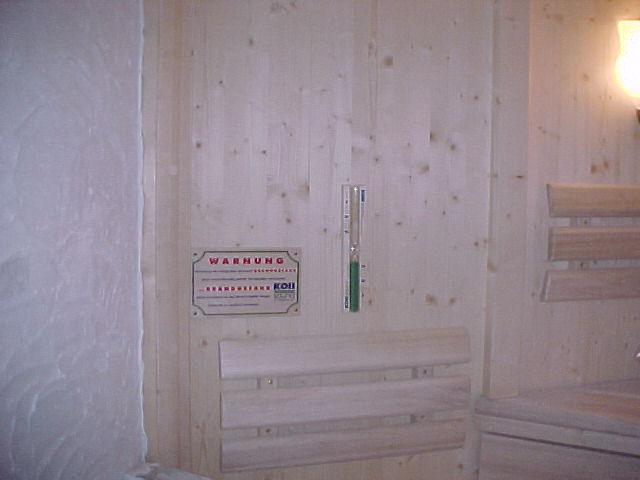 Koll Saunabau präsentiert die Saunareferenz Sauna im Hotel Austria in Ischgl Tirol Österreich ++ Stubensauna im tiroler Stil ++ Saunaliegen und Saunabänke aus deutscher Waldpappel tropenholzfrei im 40mm Saunabohlen